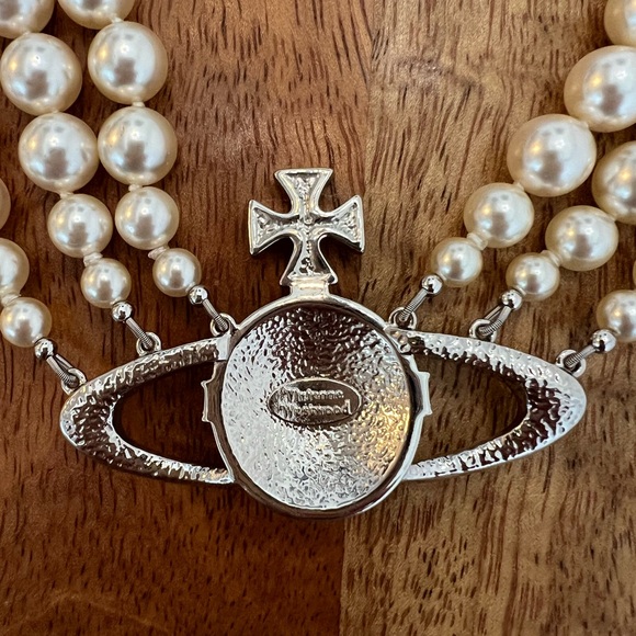 COPY - Vivienne Westwood Three Row Bas Relief Pearl Choker - Picture 11 of 15